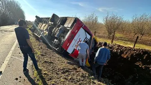 Bus de la empresa JAC vuelca en La Araucanía: accidente deja un fallecido y cerca de 35 lesionados
