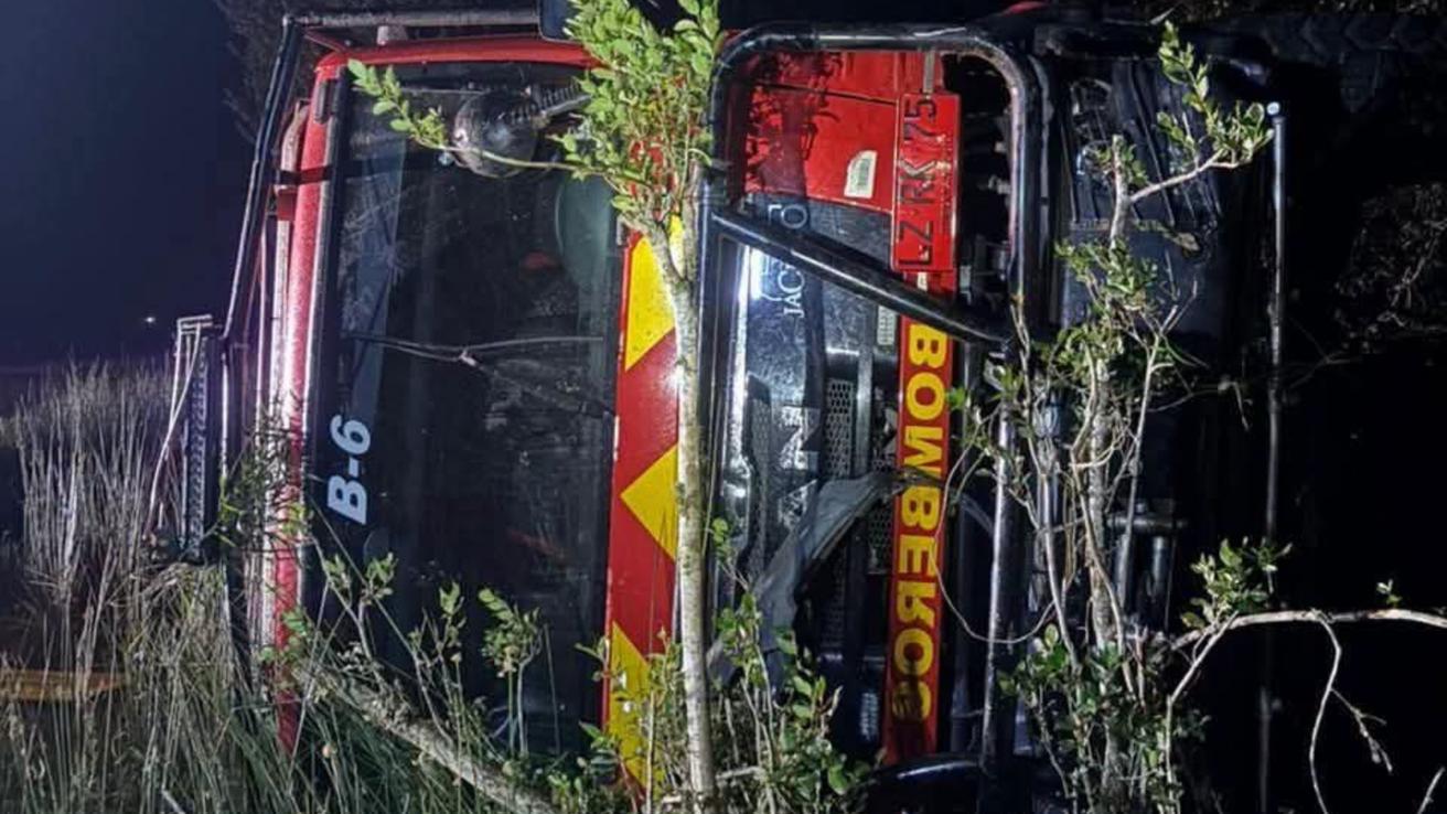 Carro de Bomberos cayó más de 40 metros a una quebrada en Panguipulli mientras acudía a emergencia