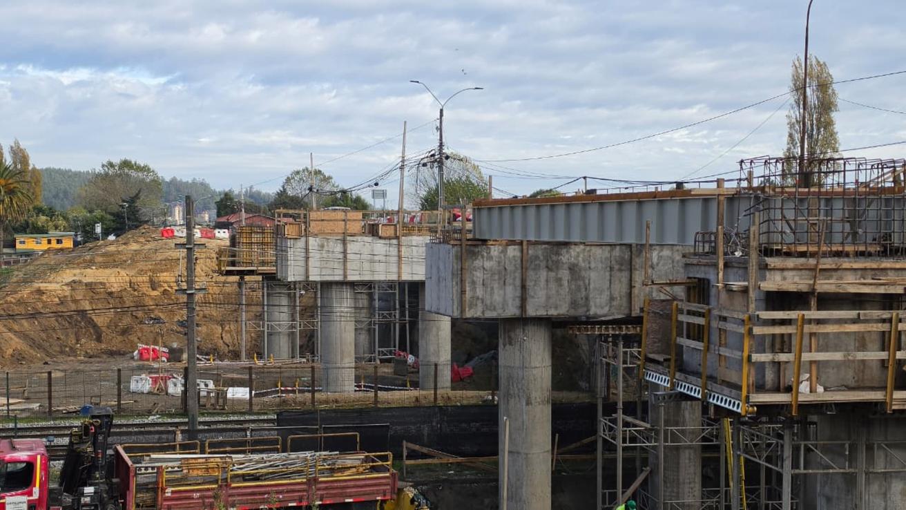 Las pocas vigas y cabezales que instaló Tapusa: Trabajadores relatan cuánto avanzaron en Puente Esmeralda de Concepción
