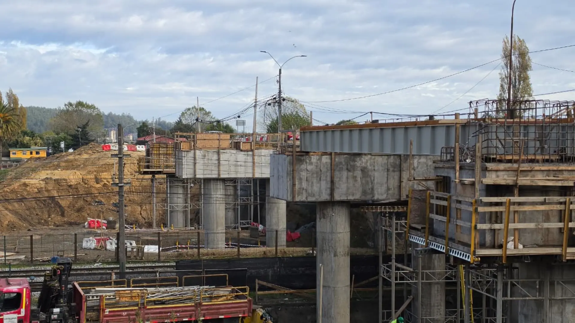 Las pocas vigas y cabezales que instaló Tapusa: Trabajadores relatan cuánto avanzaron en Puente Esmeralda de Concepción
