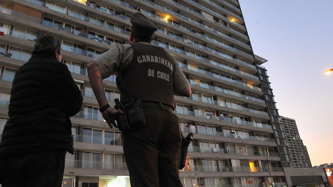 Niña de dos años muere tras caer desde departamento ubicado en el piso 11 de un edificio en la comuna de Las Condes