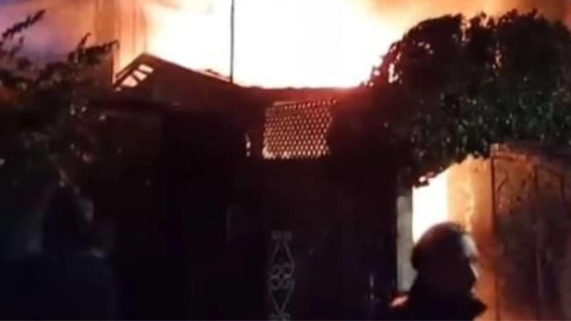 Tres adultos mayores mueren y dos personas resultan heridas tras devastador incendio que destruyó una vivienda en San Joaquín