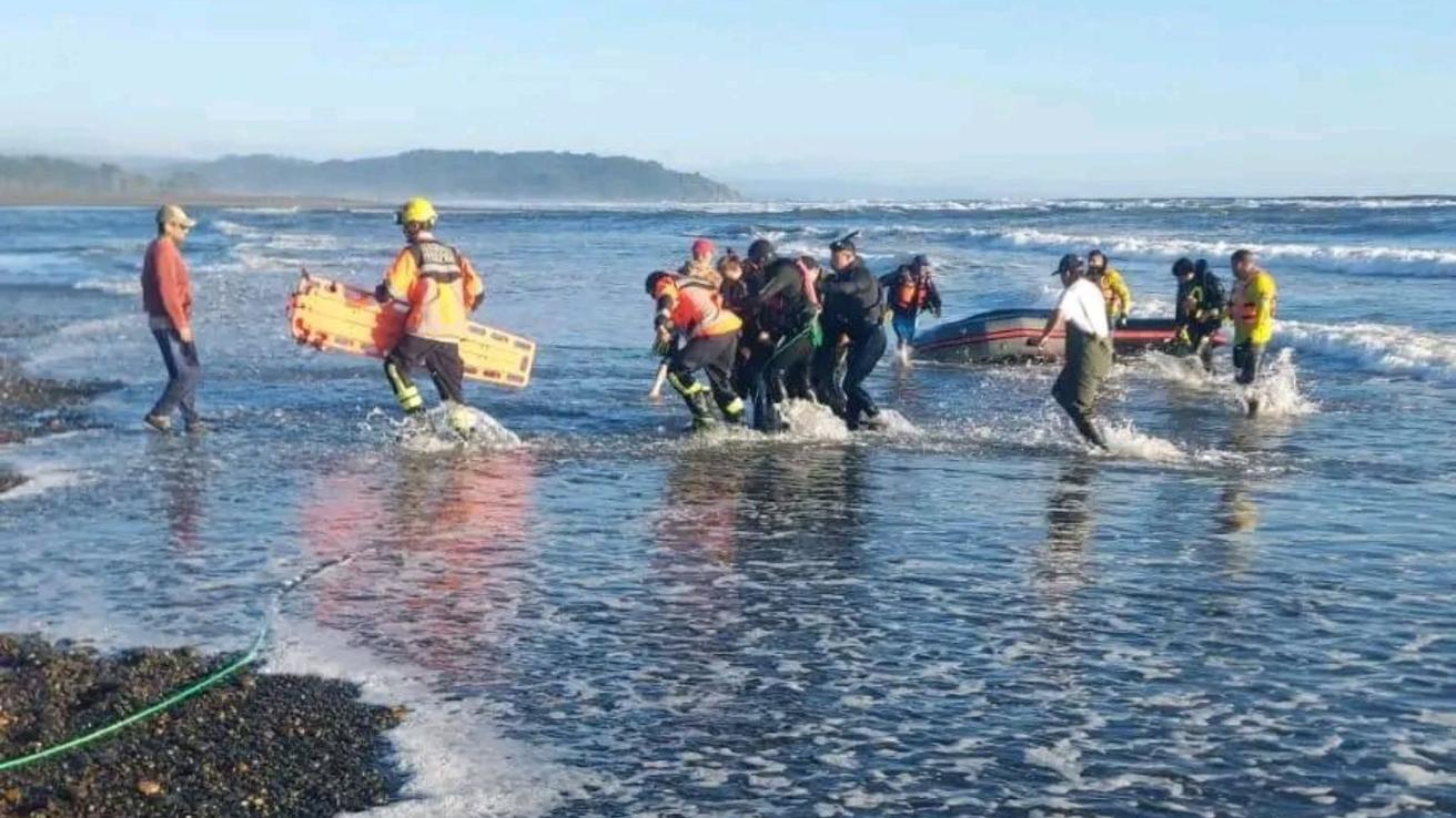 Volcamiento de embarcación deja dos personas fallecidas y una grave en caleta La Barra de Toltén