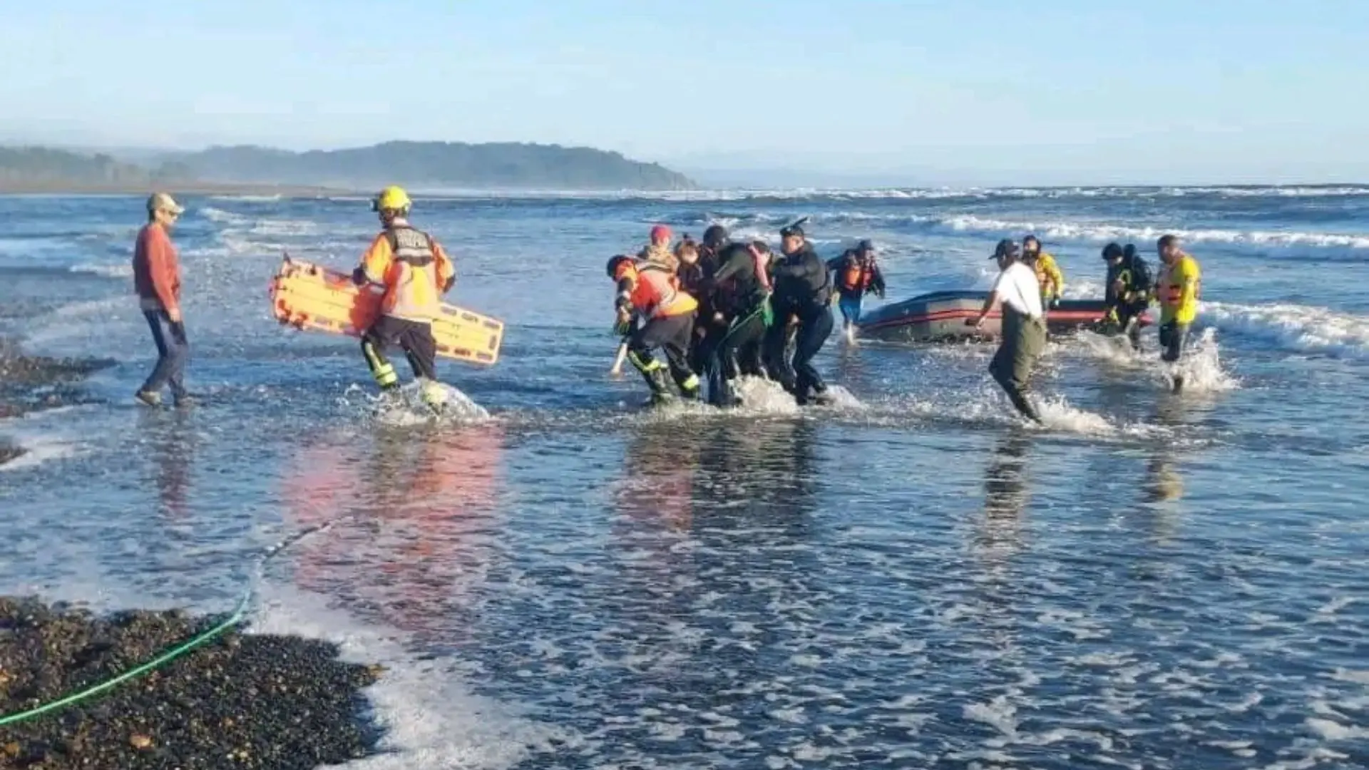 Volcamiento de embarcación deja dos personas fallecidas y una grave en caleta La Barra de Toltén