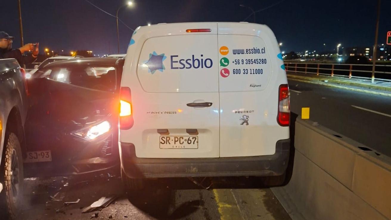 Grave accidente en Puente Juan Pablo II deja dos personas heridas: vehículo de Essbio iba contra el tránsito