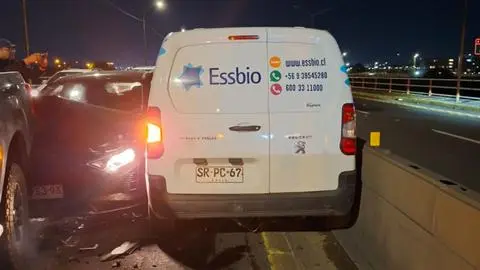 Grave accidente en Puente Juan Pablo II deja dos personas heridas: vehículo de Essbio iba contra el tránsito