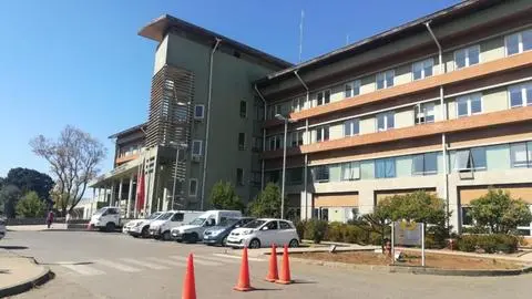 Paciente de 68 años fallece tras caer desde el cuarto piso del Hospital de Curanilahue