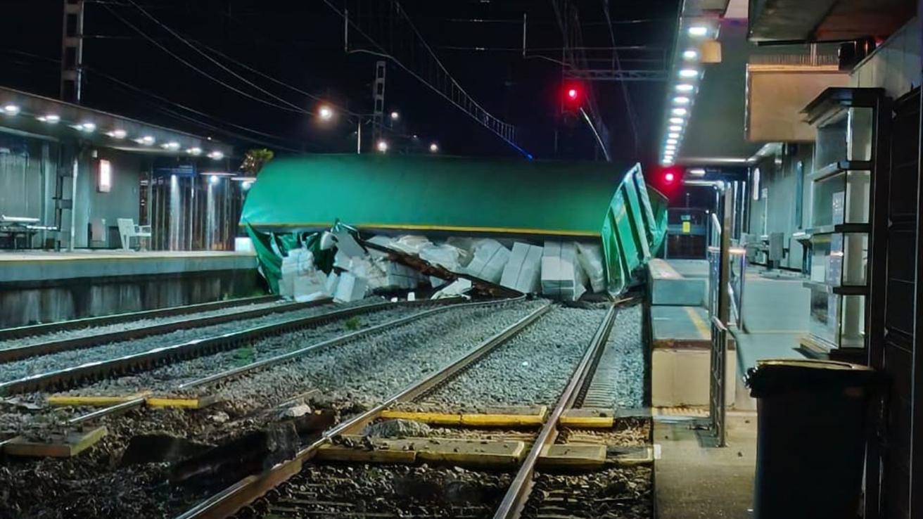 Tren de carga descarriló en Chiguayante: nueve carros afectados y cruce ferroviario cerrado