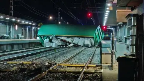 Tren de carga descarriló en Chiguayante: nueve carros afectados y cruce ferroviario cerrado