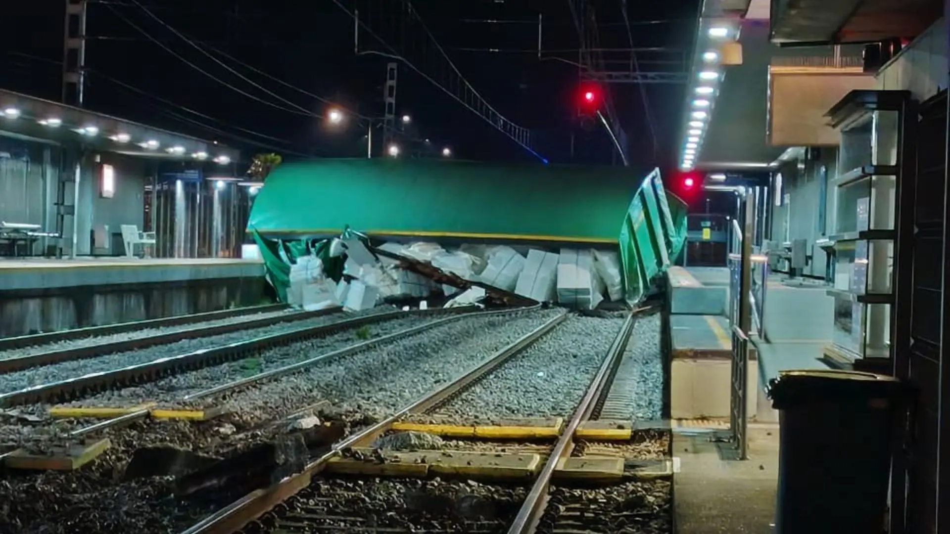 Tren de carga descarriló en Chiguayante: nueve carros afectados y cruce ferroviario cerrado