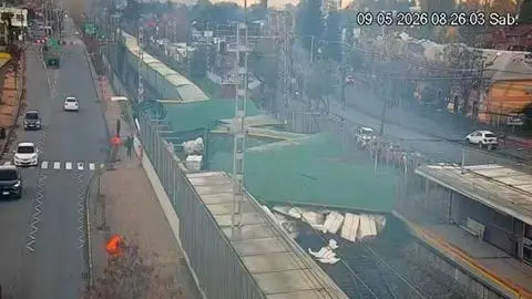 Llevaba celulosa de Nacimiento a Coronel: Qué se sabe sobre el tren de carga que descarriló en pleno centro de Chiguayante
