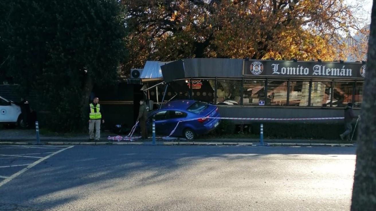 Chocó contra reconocida sandwichería: Conductora fallece tras sufrir grave accidente de tránsito en Pucón