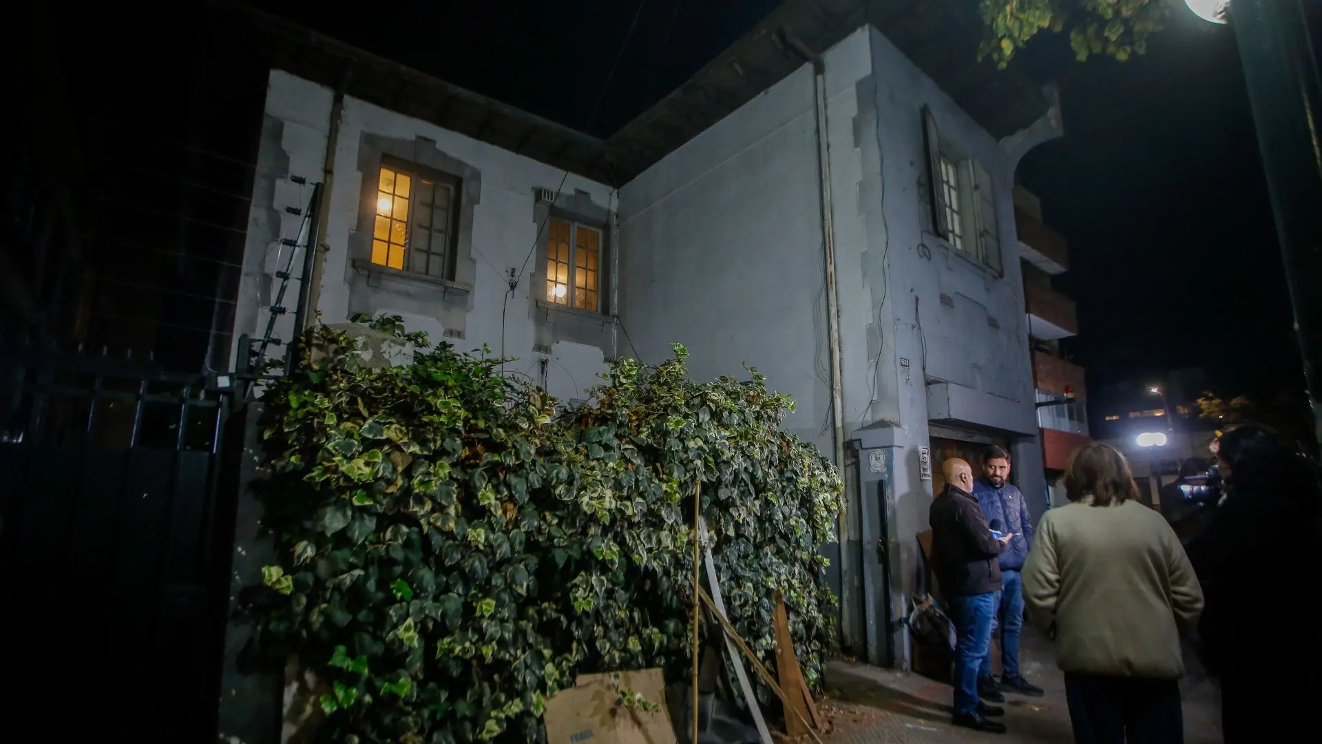 Confirman origen de los restos óseos encontrados en antigua casa de Providencia: también hallaron una misteriosa lápida