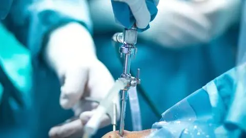 Joven de 17 años recibirá $30 millones del Estado tras perder un testículo por atención tardía en hospital de Punta Arenas