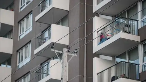 Niña de ocho años muere tras caer desde el piso 12 de un edificio de departamentos en la comuna de Santiago