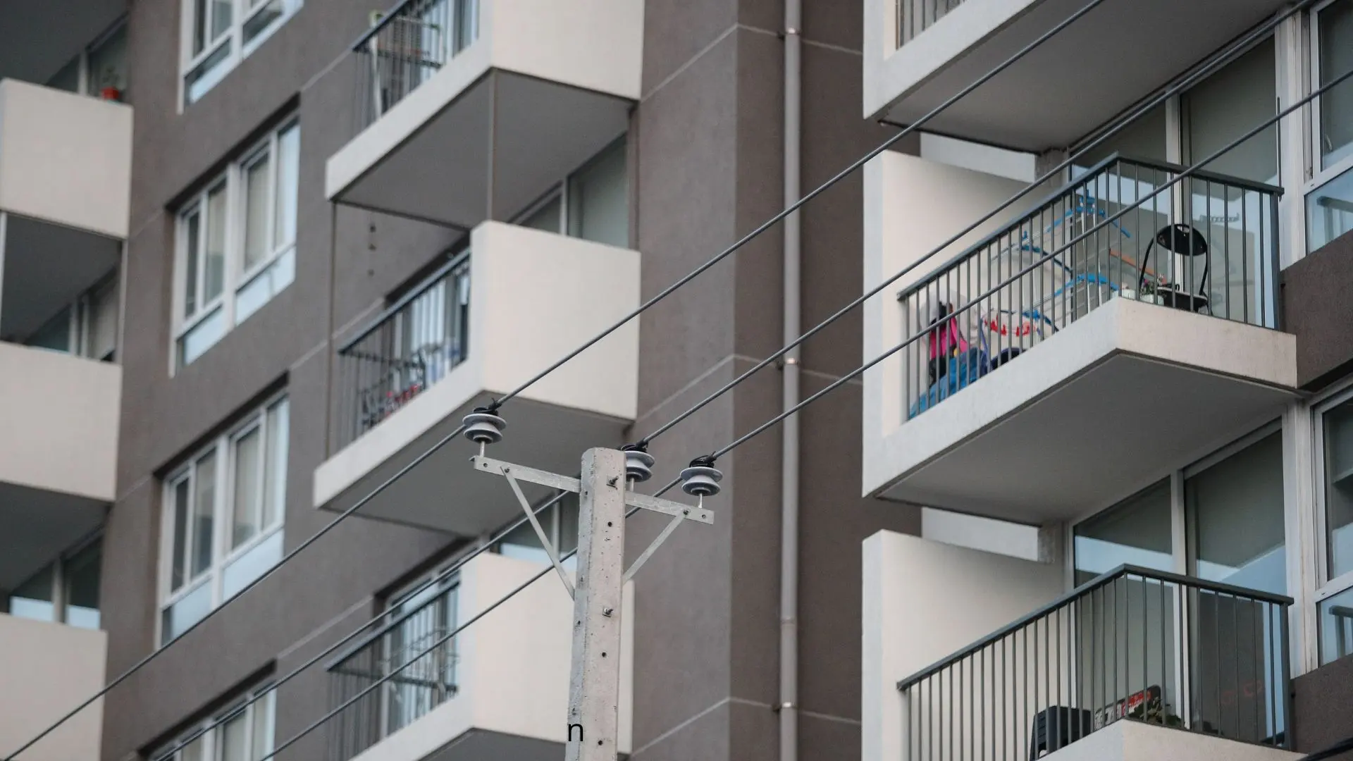Niña de ocho años muere tras caer desde el piso 12 de un edificio de departamentos en la comuna de Santiago