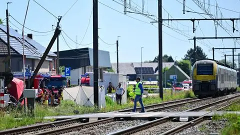 Tragedia en Bélgica: Cuatro personas mueren tras choque de furgón escolar con un tren