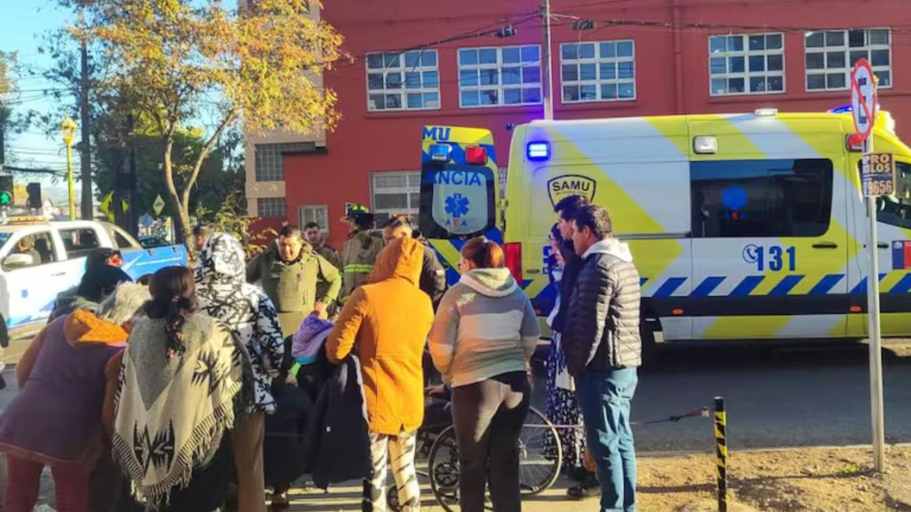 Conductor huyó sin prestar ayuda: Dos niñas de 7 y 13 fueron atropelladas en las afueras de su colegio en Cerrillos
