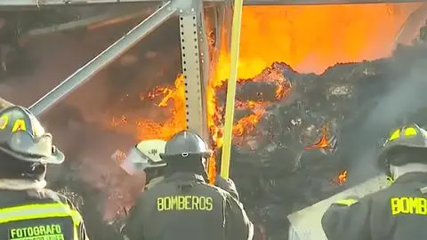 Más de 100 familias fueron evacuadas por incendio en Buin: Planta frigorífica tiene 17 mil litros de amoníaco en su interior