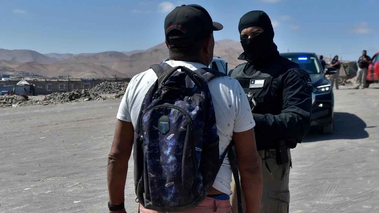 Gobierno propone que hospitales y colegios reporten a migrantes irregulares en Chile