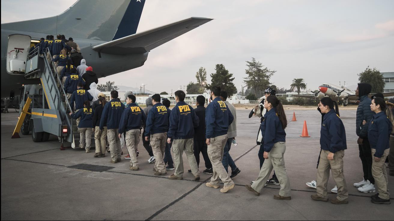 Concretan expulsión de 80 migrantes en vuelo comercial de Sky Airlines