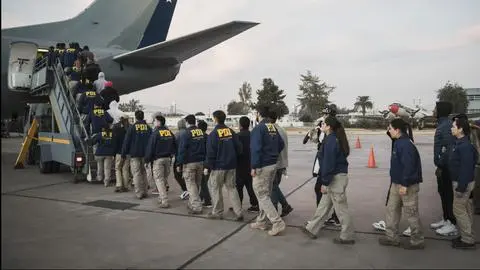 Concretan expulsión de 80 migrantes en vuelo comercial de Sky Airlines