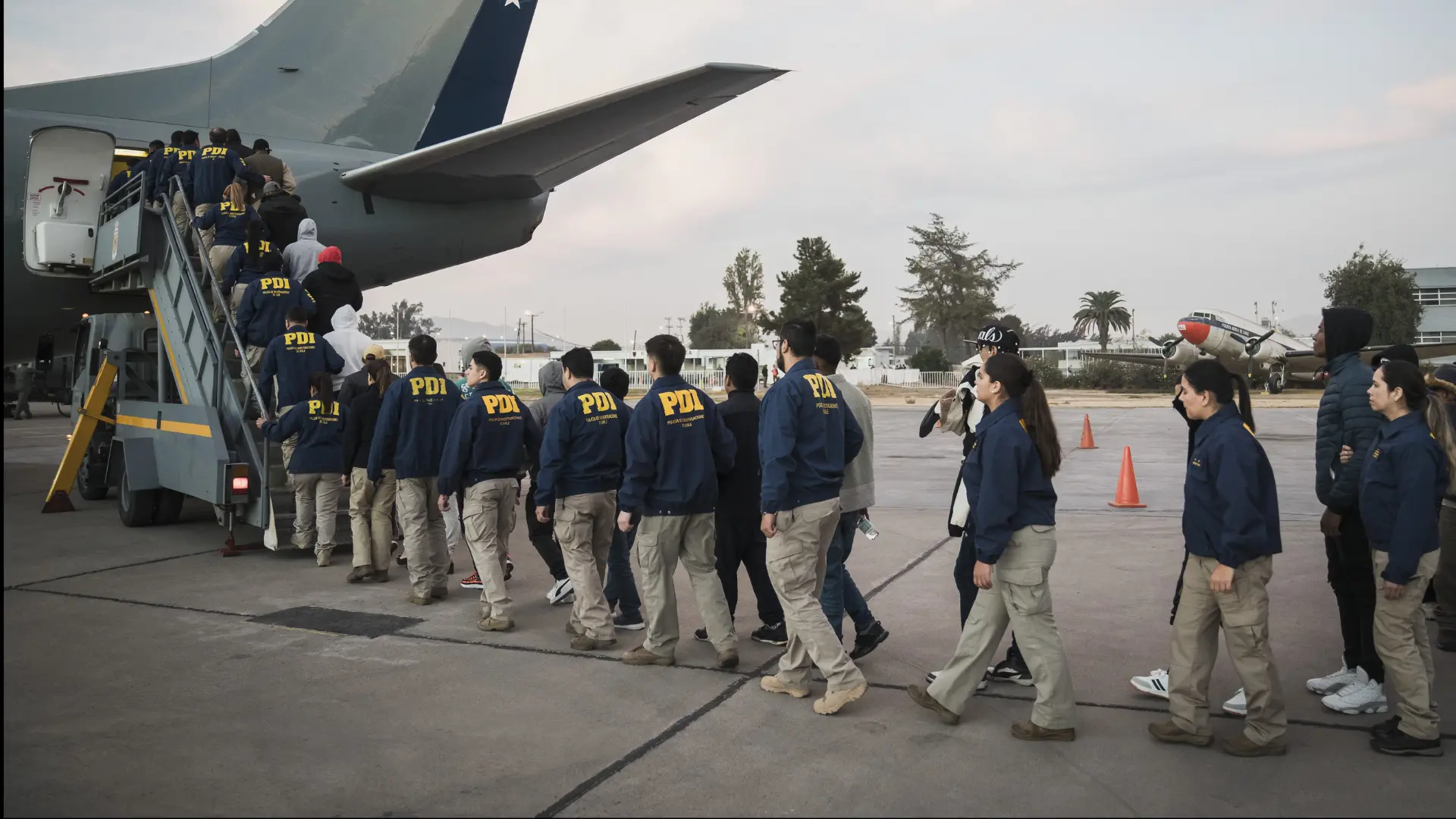 Concretan expulsión de 80 migrantes en vuelo comercial de Sky Airlines