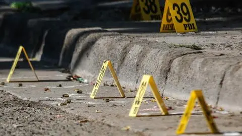 Asesinan a balazos a hombre que venía saliendo de su hogar en San Joaquín: Delincuentes le dispararon mientras conducía