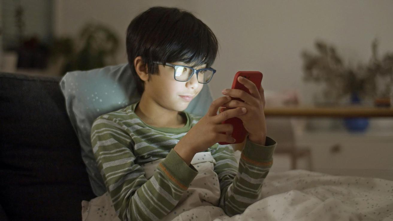 Presentan proyecto para restringir uso de plataformas digitales a menores de edad: Conoce qué contempla la prohibición