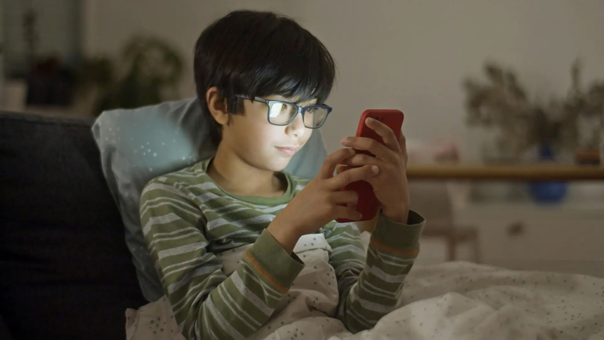Presentan proyecto para restringir uso de plataformas digitales a menores de edad: Conoce qué contempla la prohibición