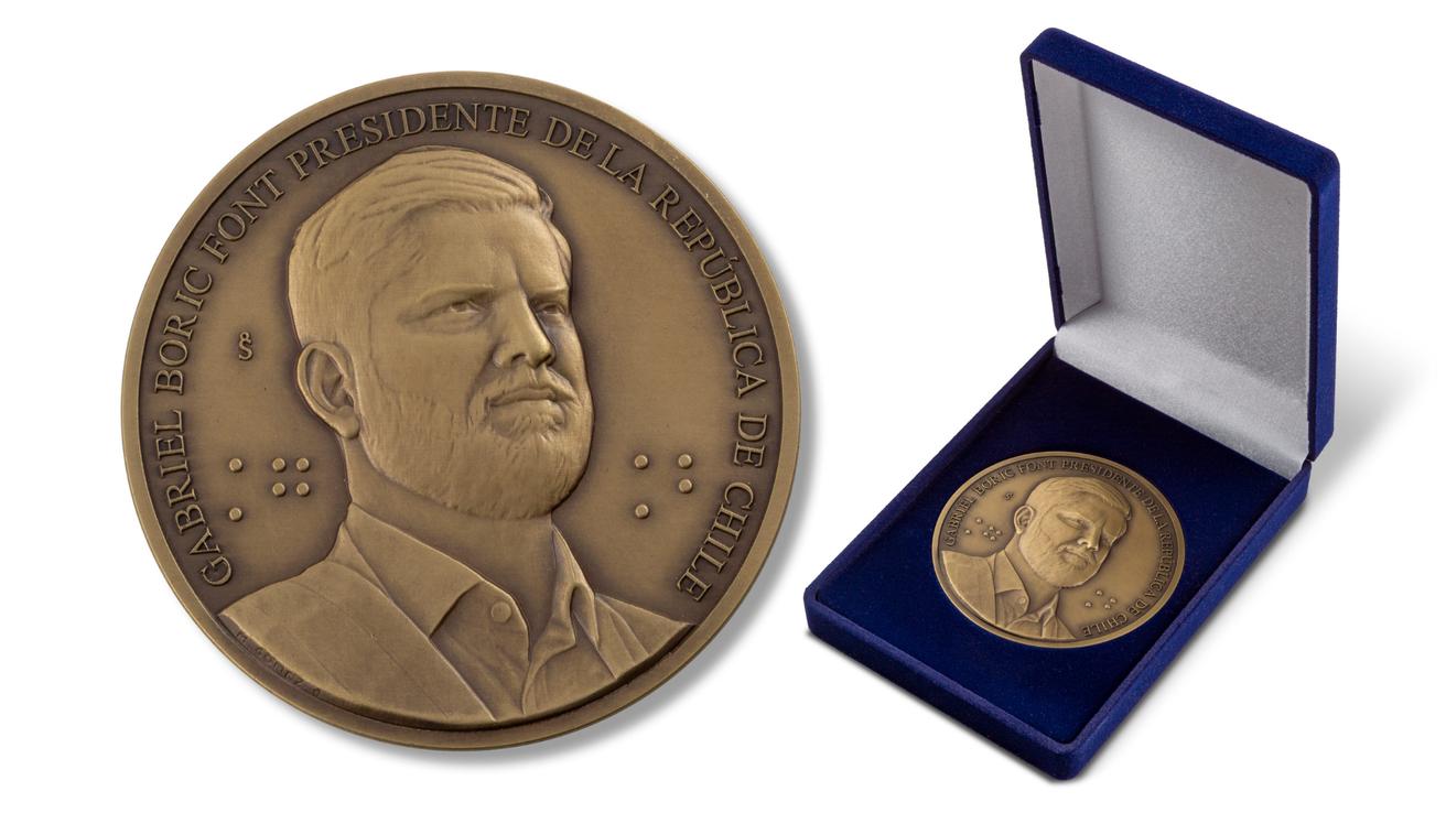 Casa de Moneda pone en venta medalla conmemorativa del ex presidente Boric: conoce cuánto cuesta
