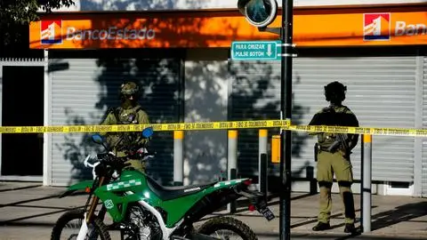 Detienen a sujetos que simularon desmayo y amenaza de bomba para robar $777 millones de BancoEstado