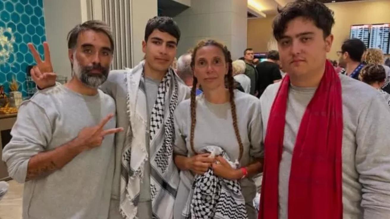 Chilenos detenidos en flotilla rumbo a Gaza regresan a Chile: denuncian torturas y condiciones “inhumanas”