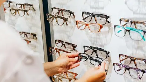 Sernac inicia fiscalización a ópticas a nivel nacional: revisa exámenes visuales, precios y garantía legal con exigencia de RUT