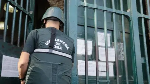 Detienen a funcionaria de la Defensoría Pública por ingresar con dos celulares a la cárcel de Punta Arenas