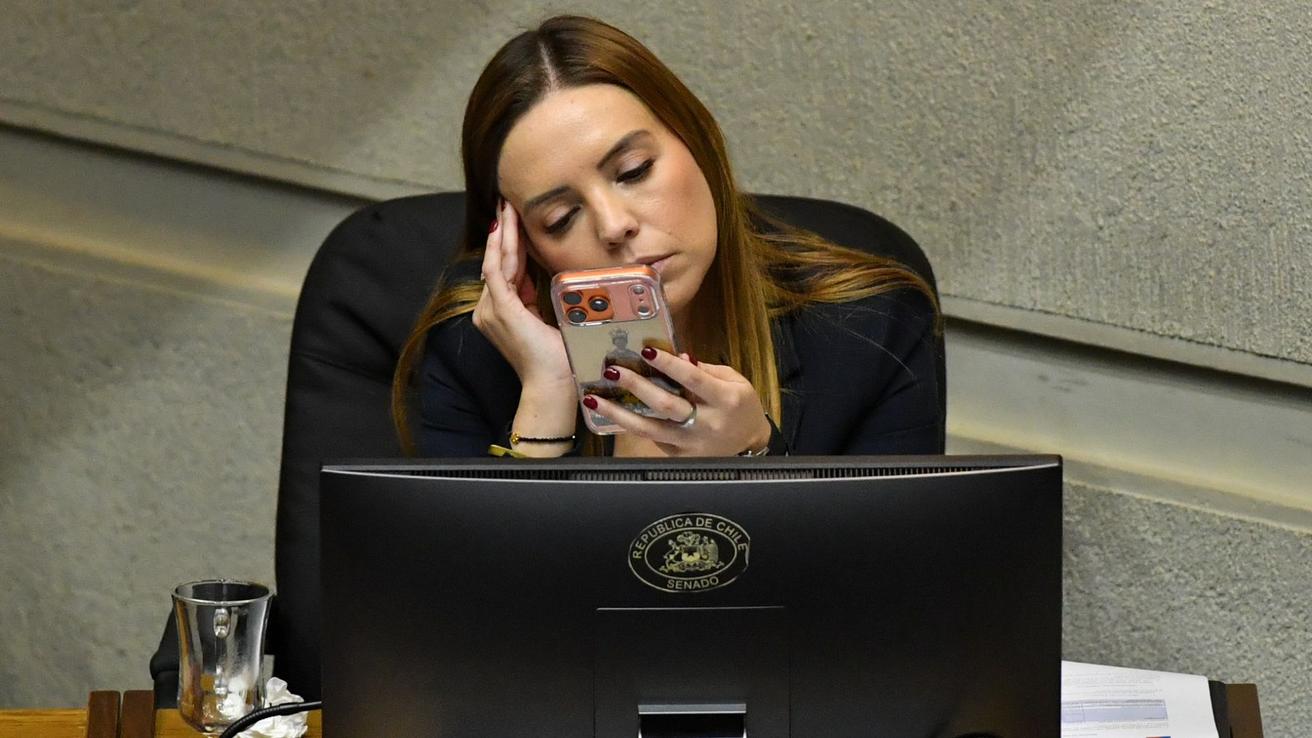 Investigación contra Camila Flores llega a su oficina del Senado por la “cuota Flores”