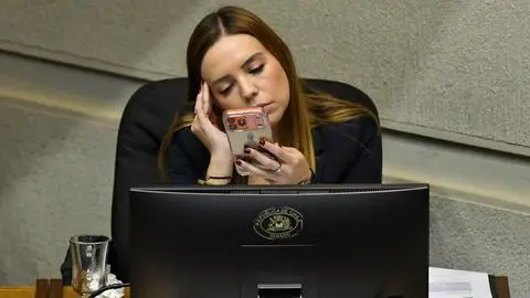 Investigación contra Camila Flores llega a su oficina del Senado por la “cuota Flores”