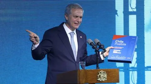 Era una metáfora: Promesa del presidente Kast de expulsar a 300 mil inmigrantes irregulares se “entendió mal”
