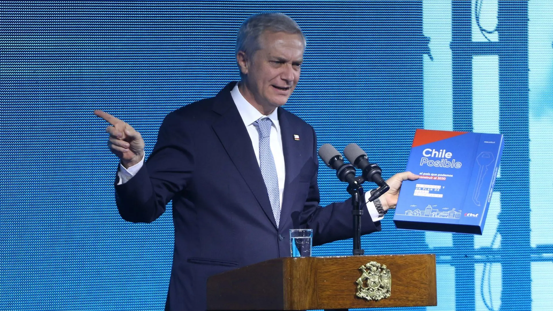 Era una metáfora: Promesa del presidente Kast de expulsar a 300 mil inmigrantes irregulares se “entendió mal”