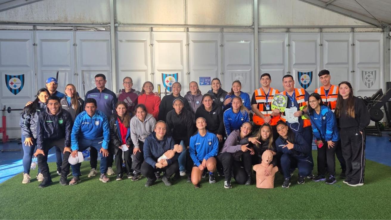 Clínica Andes Salud Concepción fortalece la prevención y capacitación en emergencias con jornada de RCP y DEA junto a Huachipato FC