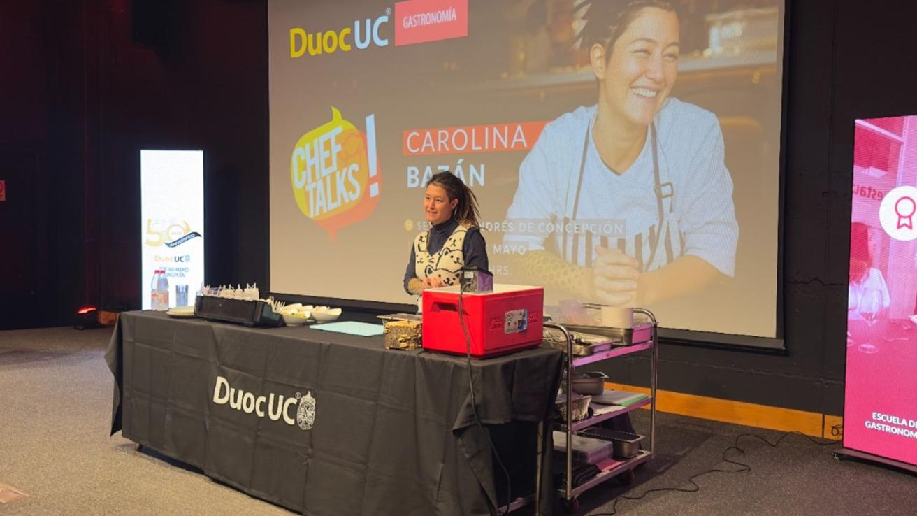 Carolina ‘la China’ Bazán inspiró a estudiantes de Gastronomía del Duoc UC Concepción en Chef Talks 2026