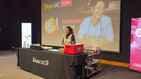 Carolina ‘la China’ Bazán inspiró a estudiantes de Gastronomía del Duoc UC Concepción en Chef Talks 2026