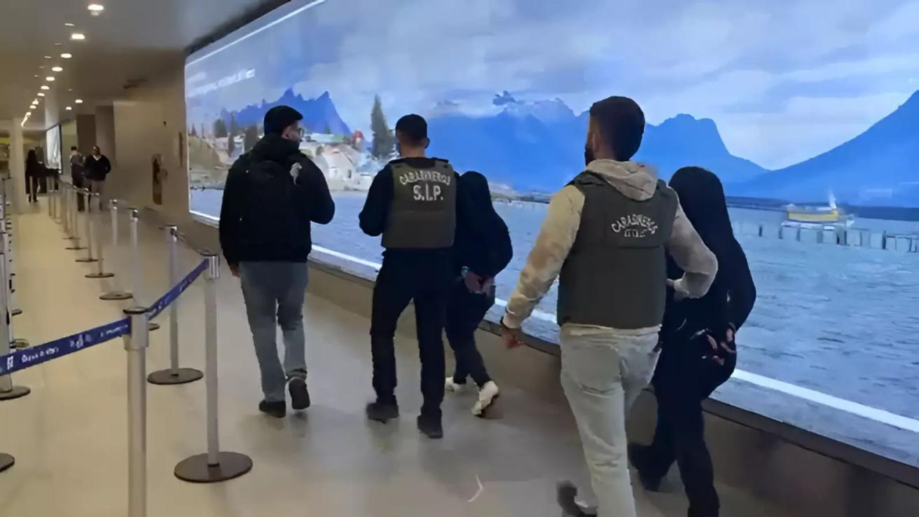Interceptan en el Aeropuerto a mujeres denunciadas por fraude con tarjetas que viajarían a España