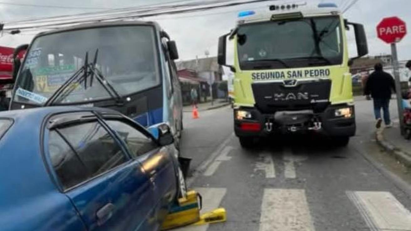 Microbús de la locomoción colectiva y automóvil colisionan frontalmente en San Pedro de la Paz