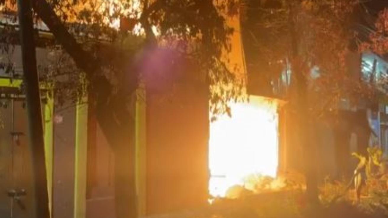 Dos adultos mayores con movilidad reducida fallecen tras explosión por acumulación de gas e incendio en su vivienda en Providencia
