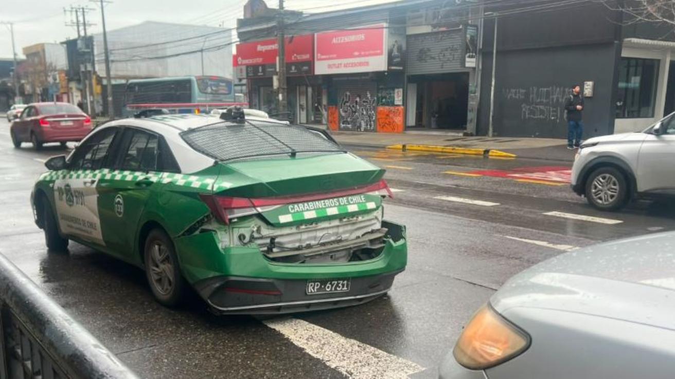 Accidente involucra a patrulla de Carabineros en avenida Prat en Concepción