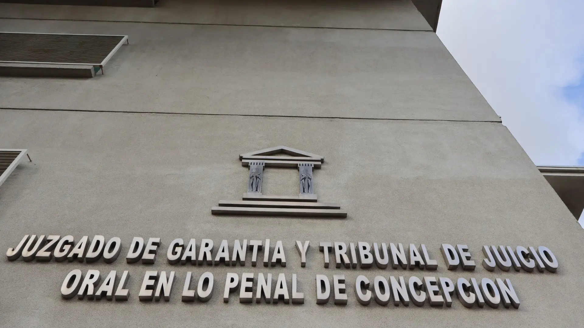 Imagen de Defensores penales públicos son agredidos por familiares de víctima de homicidio al término de juicio en Concepción