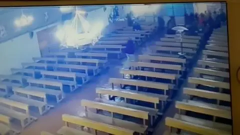 Captan cómo feligreses se lanzaron al suelo para protegerse: Balacera irrumpe eucaristía y deja un herido al interior de una iglesia en Rancagua