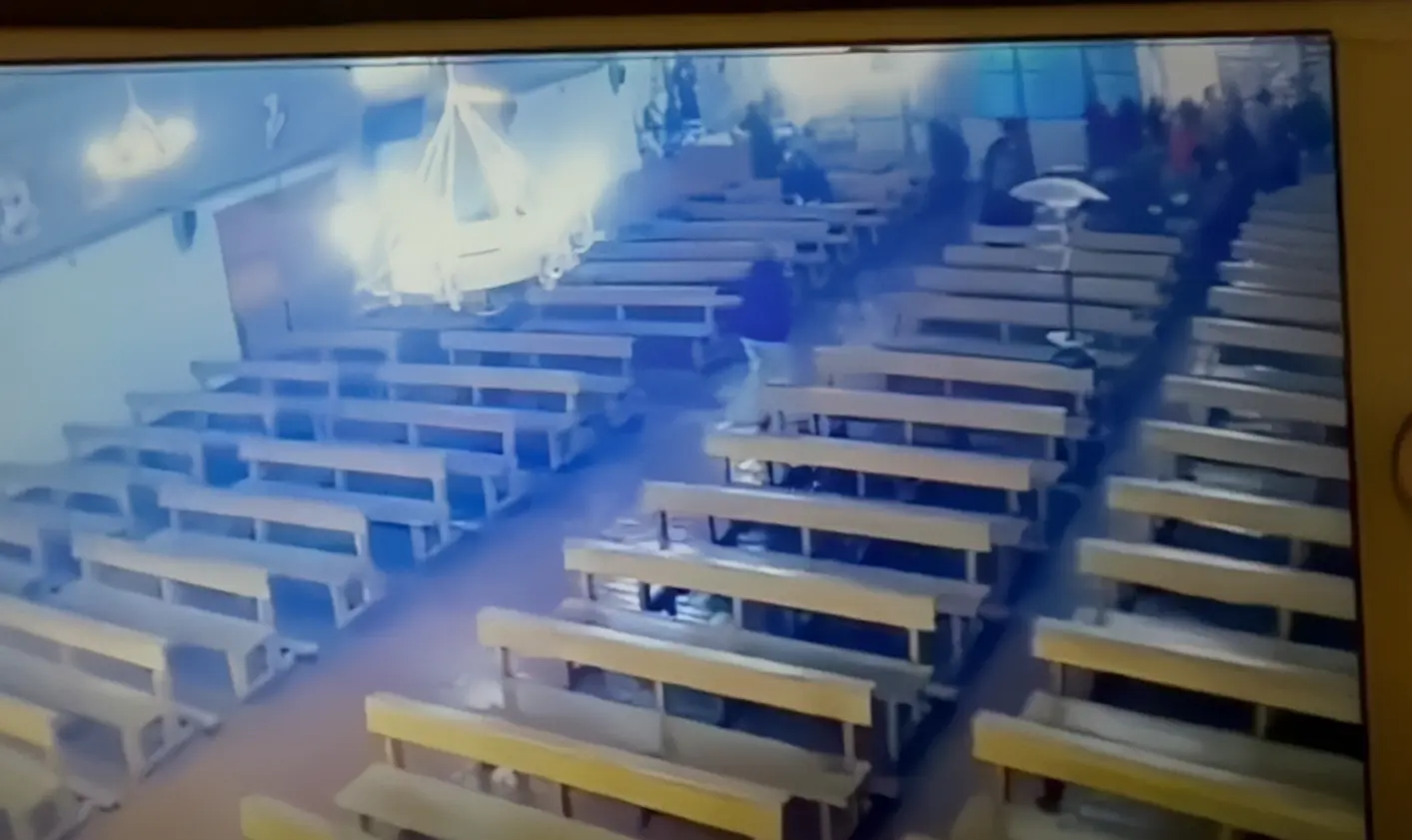 Captan cómo feligreses se lanzaron al suelo para protegerse: Balacera irrumpe eucaristía y deja un herido al interior de una iglesia en Rancagua