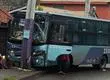 Micro colisionó con vehículo y luego se estrelló con poste en Concepción